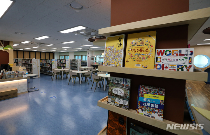 [서울=뉴시스] 이영환 기자 = 서울시교육청 출입기자들이 지난해 1월27일 그린스마트 미래학교에 대한 이해를 위해 서울 구로구 하늘숲초등학교를 방문해 시설을 살펴봤다. 사진은 이날 하늘숲초등학교 도서관. 2022.01.27. 20hwan@newsis.com