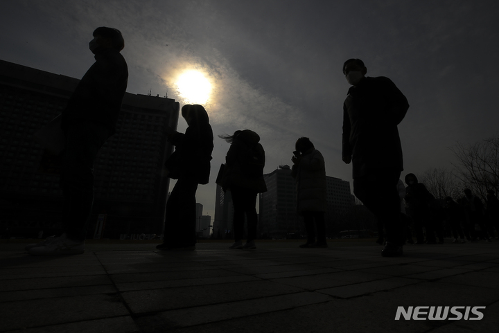 [서울=뉴시스] 정병혁 기자 = 0시 기준 국내 코로나19 신규 확진자가 1만4518명으로 집계된 27일 오후 서울 중구 서울광장에 설치된 임시선별검사소를 찾은 시민들이 검사를 받기 위해 줄 서 있다. 2022.01.27. jhope@newsis.com