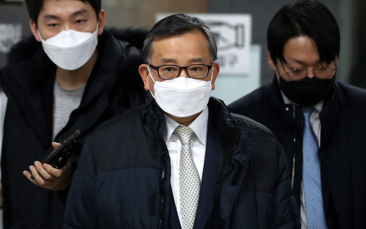 [서울=뉴시스] 추상철 기자 = 김학의 전 법무부 차관이 지난달 27일 오후 서울 서초구 서울고등법원에서 열린 '뇌물수수 혐의' 관련 파기항소심 선고 공판에서 무죄를 선고 받은 후 법정을 나서고 있다. 2022.01.27. scchoo@newsis.com