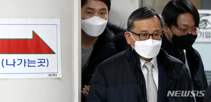 [서울=뉴시스] 추상철 기자 = 김학의 전 법무부 차관이 27일 오후 서울 서초구 서울고등법원에서 열린 '뇌물수수 혐의' 관련 파기항소심 선고 공판에서 무죄를 선고 받은 후 법정을 나서고 있다. 2022.01.27. scchoo@newsis.com