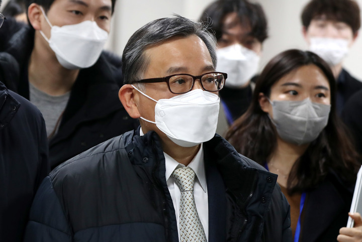 [서울=뉴시스] 추상철 기자 = 김학의 전 법무부 차관이 지난 27일 오후 서울 서초구 서울고등법원에서 열린 '뇌물수수 혐의' 관련 파기항소심 선고 공판에서 무죄를 선고 받은 후 법정을 나서고 있다. 2022.01.27. scchoo@newsis.com