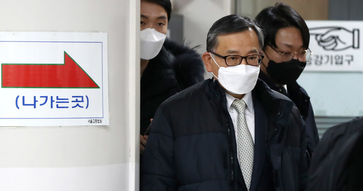 [서울=뉴시스] 추상철 기자 = 김학의 전 법무부 차관이 27일 오후 서울 서초구 서울고등법원에서 열린 '뇌물수수 혐의' 관련 파기항소심 선고 공판에서 무죄를 선고 받은 후 법정을 나서고 있다. 2022.01.27. scchoo@newsis.com