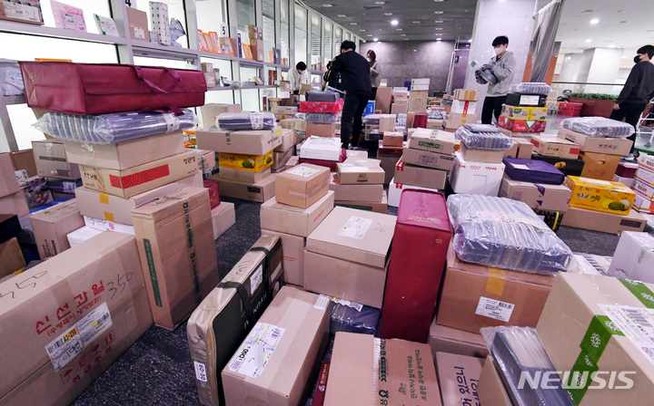 [서울=뉴시스] 김선웅 기자 = 설 연휴를 앞둔 27일 서울 여의도 국회 의원회관 로비에 주인을 기다리는 명절 선물 택배상자가 수북이 쌓여 있다. (공동취재사진) 2022.01.27. photo@newsis.com