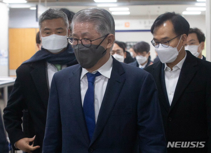 [서울=뉴시스] 추상철 기자 = 2235억 횡령·배임 혐의를 받는 최신원 전 SK네트웍스 회장이 27일 오후 서울 서초구 서울중앙지방법원에서 열린 선고 공판에 출석하고 있다. (사진= 공동취재사진) 2022.01.27. photo@newsis.com
