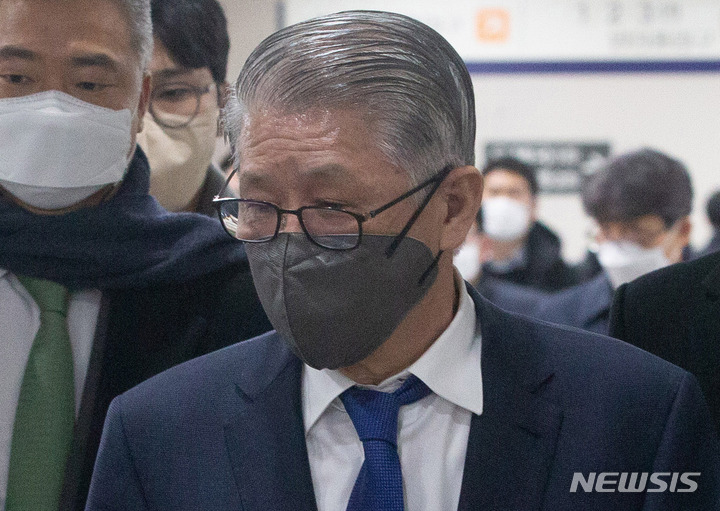 [서울=뉴시스] 추상철 기자 = 2235억 횡령·배임 혐의를 받는 최신원 전 SK네트웍스 회장이 27일 오후 서울 서초구 서울중앙지방법원에서 열린 선고 공판에 출석하고 있다. (사진= 공동취재사진) 2022.01.27. photo@newsis.com