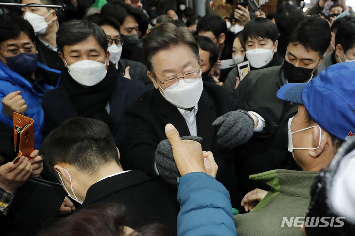 [광주=뉴시스] 최동준 기자 = 이재명 더불어민주당 대선 후보가 27일 광주 북구 말바우시장을 방문해 시민들과 인사하고 있다. 2022.01.27. photocdj@newsis.com