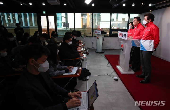 [서울=뉴시스] 김선웅 기자 = 국민의힘 TV토론 협상단 성일종 단장이 27일 서울 여의도 국민의힘 중앙당사에서 대선 후보 TV토론 협상 관련 기자회견을 하고 있다. 왼쪽부터 전주혜 의원, 성일종 단장, 황상무 특보. (공동취재사진) 2022.01.27. photo@newsis.com
