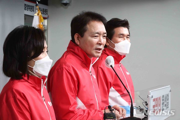 [서울=뉴시스] 김선웅 기자 = 국민의힘 TV토론 협상단 성일종 단장이 27일 서울 여의도 국민의힘 중앙당사에서 대선 후보 TV토론 협상 관련 기자회견을 하고 있다. 왼쪽부터 전주혜 의원, 성일종 단장, 황상무 특보. (공동취재사진) 2022.01.27. photo@newsis.com