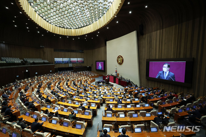 [서울=뉴시스] 김선웅 기자 = 김부겸 국무총리가 지난 1월27일 오후 국회에서 열린 본회의에서 2022년 1차 추경안 시정연설을 하고 있다. (공동취재사진) 2022.01.27. photo@newsis.com