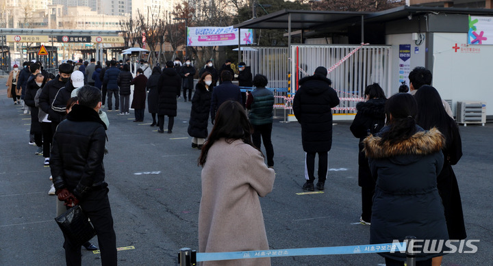 [서울=뉴시스] 추상철 기자 = 지난 27일 오후 서울 서초구 고속버스터미널 임시선별검사소에서 시민들이 코로나19 검사를 받기위해 길게 줄 지어 서 있다. 2022.01.27. scchoo@newsis.com