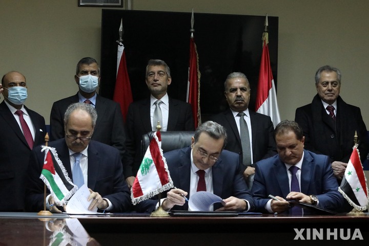 [베이루트( 레바논)=AP/뉴시스] 레바논과 요르단 정부가 26일(현지시간)&nbsp; 전력공급 협약을 맺고 찍은 기념사진. 요르단은 레바논에 전기를 공급하기로 협정을 맺었지만 다음날 폭설로 국내 곳곳의 도시에서 대량 정전 사태가 일어났다.