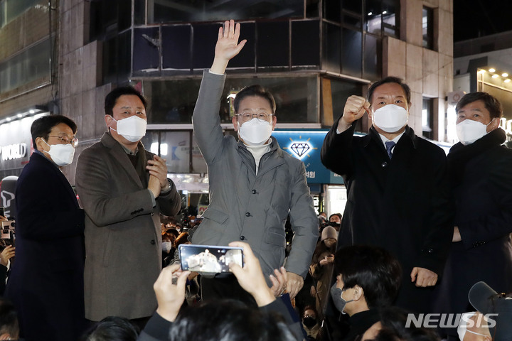 [광주=뉴시스] 최동준 기자 = 이재명 더불어민주당 대선 후보가 지난 27일 광주 동구 '우다방' 충장로우체국 앞에서 지지를 호소하고 있다. 2022.01.27. photocdj@newsis.com