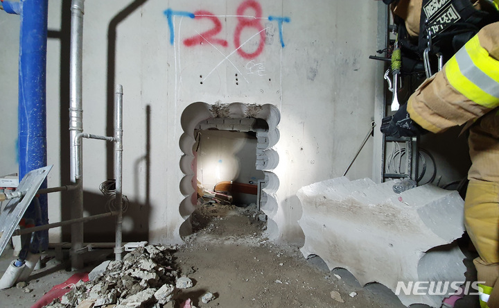 [서울=뉴시스] 백동현 기자 = 27일 광주 서구 신축공사 아파트 붕괴사고 현장에서 소방대원들이 28층 내부 잔해물을 제거하고 탐색구조하고 있다. (사진=소방청 제공) 2022.01.27. photo@newsis.com
