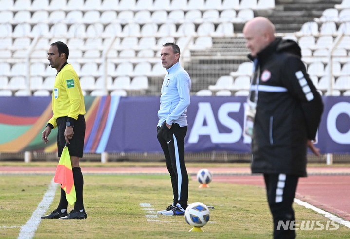 [시돈(레바논)=뉴시스] 배훈식 기자 = 2022 카타르 월드컵 아시아 지역 최종예선 대한민국과 레바논과의 경기가 열린 27일 오후 레바논 시돈 사이다 무니시팔 경기장에서 파울루 벤투 감독이 경기장을 응시하고 있다. 2022.01.27. dahora83@newsis.com