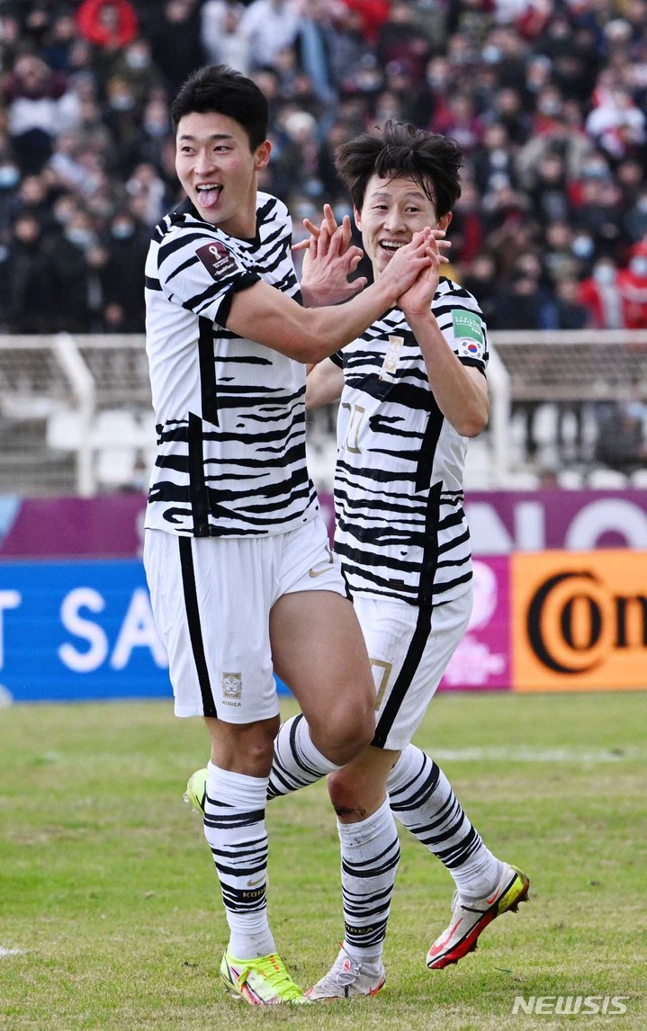 [시돈(레바논)=뉴시스] 배훈식 기자 = 2022 카타르 월드컵 아시아 지역 최종예선 대한민국과 레바논과의 경기가 열린 27일 오후 레바논 시돈 사이다 무니시팔 경기장에서 선제골을 터뜨린 조규성이 기뻐하고 있다. 2022.01.27. dahora83@newsis.com