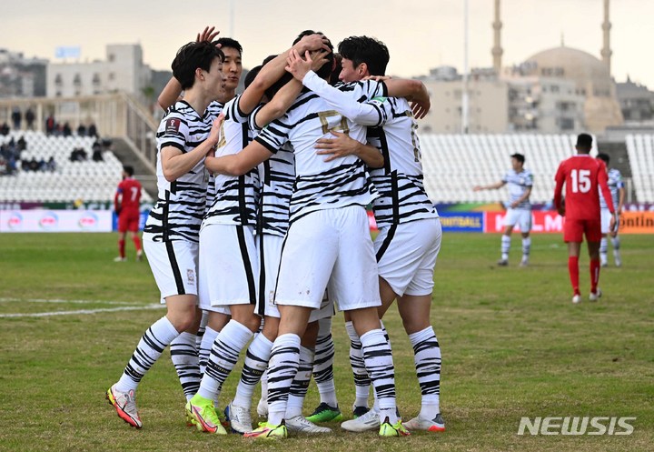 [시돈(레바논)=뉴시스] 배훈식 기자 = 2022 카타르 월드컵 아시아 지역 최종예선 대한민국과 레바논과의 경기가 열린 27일 오후 레바논 시돈 사이다 무니시팔 경기장에서 선제골을 터뜨린 조규성과 선수들이 기뻐하고 있다. 2022.01.27. dahora83@newsis.com