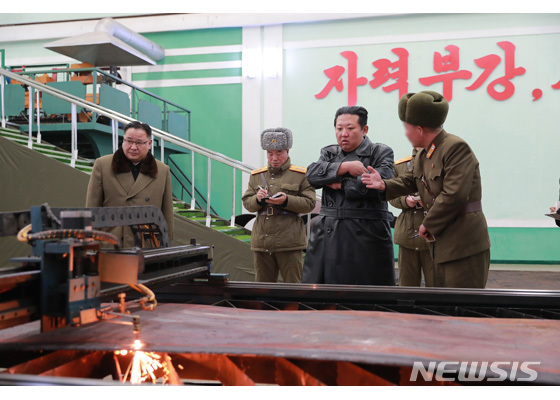 [서울=뉴시스]지난달 28일 북한 조선노동당 기관지 노동신문은 김정은 당 총비서 겸 국무위원장이 중요무기 체계 생산 군수공장을 현지 지도했다고 보도했다. (사진=노동신문 홈페이지 갈무리) 2022.01.28