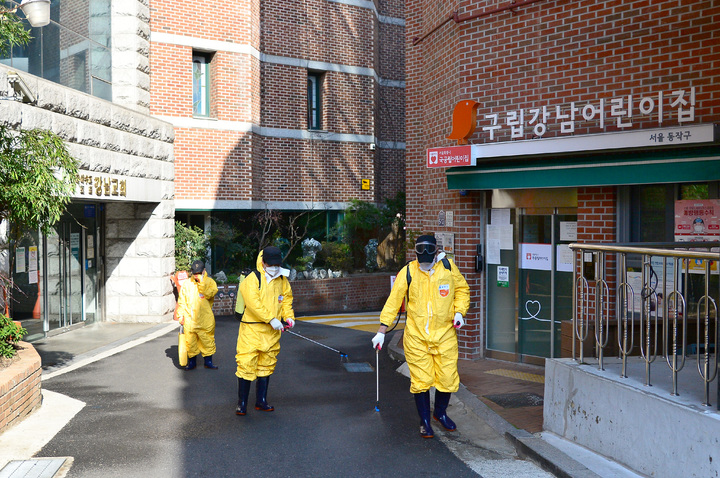 [서울=뉴시스] 서울 동작구는 단계적 일상회복 보류와 계속된 사회적 거리두기로 인해 어려움을 겪고 있는 피해업종, 취약계층에 대해 '동작구형 자체 재난지원금'을 지급한다고 28일 밝혔다. (사진=동작구 제공) 2022.01.28. photo@newsis.com   *재판매 및 DB 금지