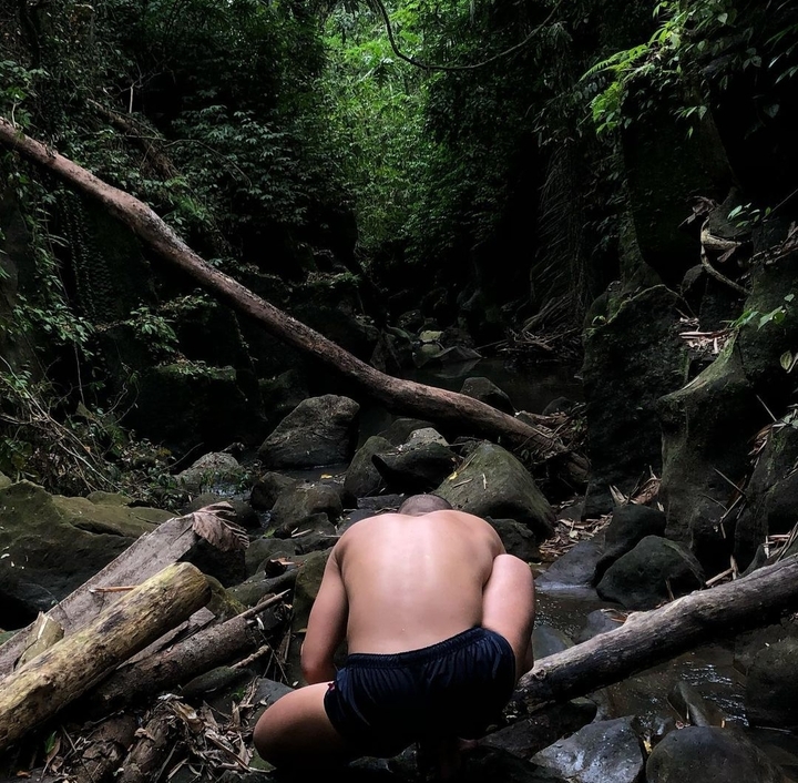 [서울=뉴시스] 유아인, 삭발·상의 탈의한 사진 올리고 "돌아갈래" 2022.01.28 (사진=유아인 sns 제공) photo@newsis.com*재판매 및 DB 금지 *재판매 및 DB 금지