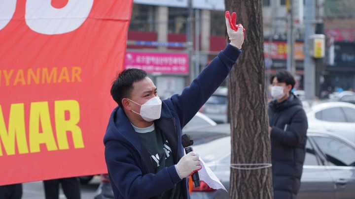 [서울=뉴시스]정유선기자=지난 23일 경남 창원역 앞 미얀마 민주주의를 위한 시위에 참여한 경남미얀마교민회 부회장 아웅 묘유씨가 저항의 상징인 세 손가락을 들고 있다. (사진=경남미얀마교민회 제공) 2022. 1. 30.  *재판매 및 DB 금지