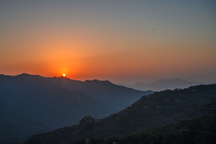[서울=뉴시스]호암산 깃대봉에서 본 일출 (사진 = 서울관광재단) 2022.1.28. photo@newsis.com *재판매 및 DB 금지
