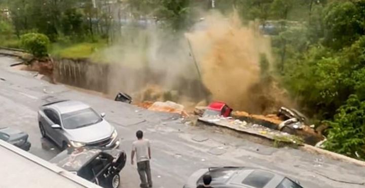 말레이시아에서 폭우로 배수관이 터지면서 도로가 붕괴, 자동차 5대가 파손됐다. 출처:데일리메일 *재판매 및 DB 금지