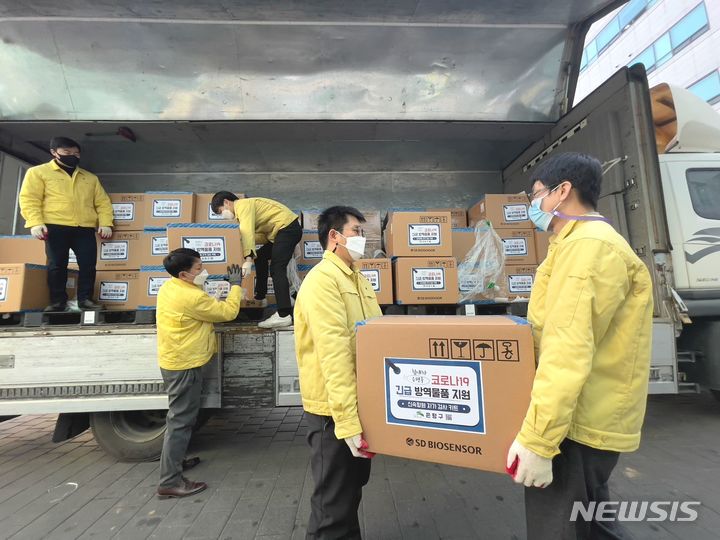 [서울=뉴시스]서울 은평구 관계자들이 아동에게 지원할 자가검사키트를 옮기고 있는 모습. (사진=은평구 제공). 2022.02.03 photo@newsis.com