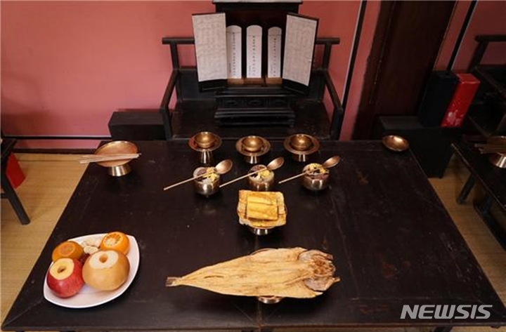 [서울=뉴시스] 경북 안동 퇴계 이황종가 설차례상. (사진=한국국학진흥원 제공) 2022.01.29. photo@newsis.com *재판매 및 DB 금지