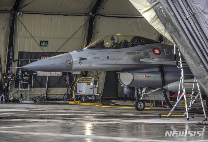 [빌뉴스=AP/뉴시스]리투아니아 샤울랴이 공군기지의 덴마크 전투기. 2022.1.27.