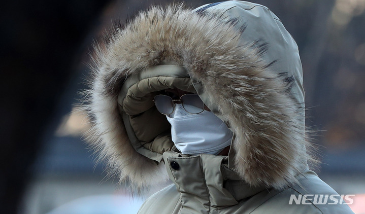 [서울=뉴시스] 추상철 기자 = 코로나19 신규 확진자수가 급증하고 있는 지난달 28일 오전 서울 중구 서울광장 임시선별검사소에서 시민이 추운날씨 속에 시민이 코로나19 검사를 받기 위해 줄 서 있다. 2022.01.28. scchoo@newsis.com