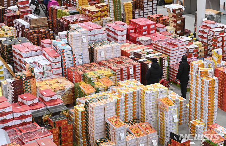 [수원=뉴시스] 김종택기자 = 민족대명절 설을 나흘 앞둔 28일 오전 경기도 수원시 권선구 농수산물도매시장에 선물용 과일 등이 쌓여 있다. 2022.01.28. jtk@newsis.com