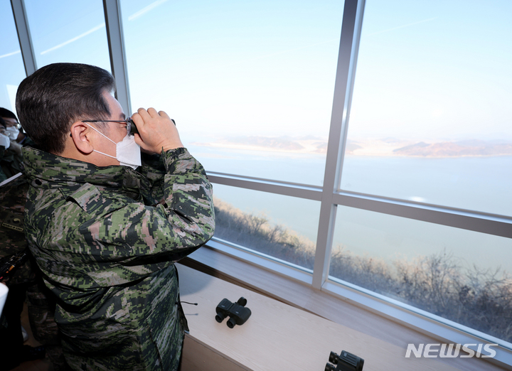 [김포=뉴시스] 국회사진기자단 = 이재명 더불어민주당 대선 후보가 28일 김포 해병대 2사단 애기봉 평화생태공원을 방문해 망원경으로 북측을 바라보고 있다. 2022.01.28. photo@newsis.com