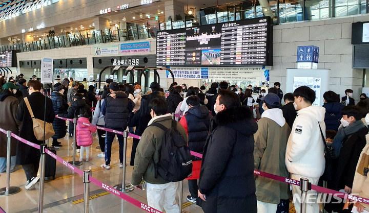 [서울=뉴시스] 홍찬선 기자 = 본격적인 설 연휴가 시작된 28일 오전 서울 강서구 김포공항 출발장에 귀성객들과 여행객들로 붐비고 있다. 2022.01.28. mania@newsis.com