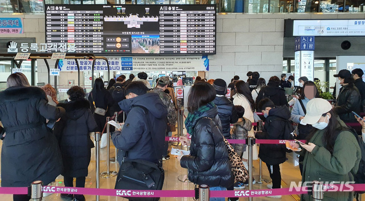 [서울=뉴시스] 홍찬선 기자 = 본격적인 설 연휴가 시작된 28일 오전 서울 강서구 김포공항 출발장에 귀성객들과 여행객들로 붐비고 있다. 2022.01.28. mania@newsis.com