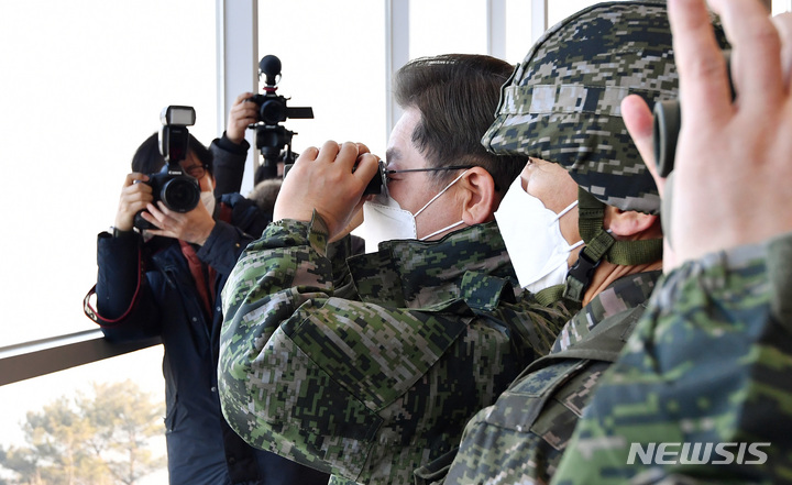 [김포=뉴시스] 국회사진기자단 = 이재명 더불어민주당 대선 후보가 28일 김포 해병대 2사단 애기봉 평화생태공원을 방문해 북측을 바라보고 있다. 2022.01.28. photo@newsis.com