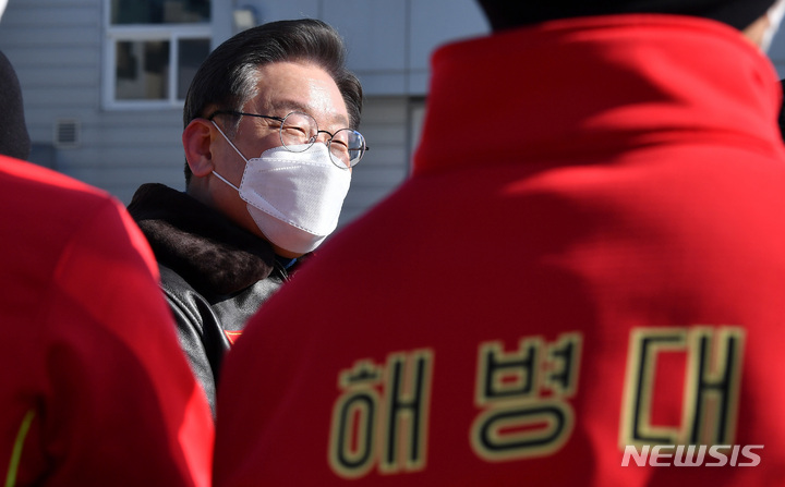 [김포=뉴시스] 국회사진기자단 = 이재명 더불어민주당 대선 후보가 지난 28일 김포 해병대 항공대를 방문해 장병들과 대화하고 있다. 2022.01.28. photo@newsis.com