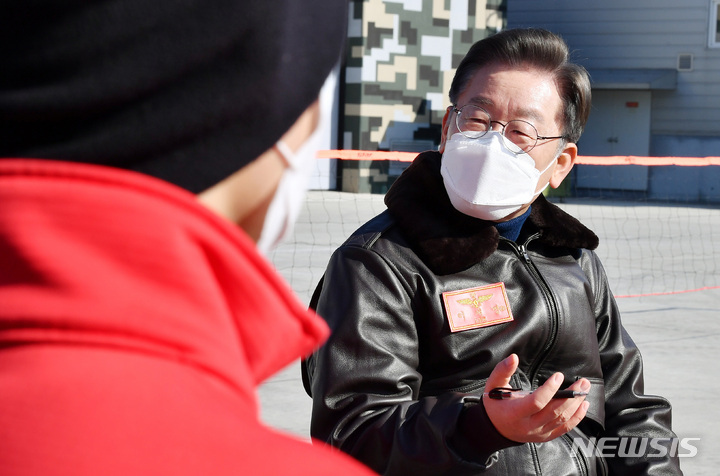 [김포=뉴시스] 국회사진기자단 = 이재명 더불어민주당 대선 후보가 28일 김포 해병대 항공대를 방문해 장병들과 대화하고 있다. 2022.01.28. photo@newsis.com