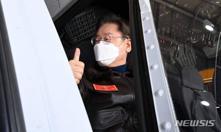 [김포=뉴시스] 국회사진기자단 = 이재명 더불어민주당 대선 후보가 28일 김포 해병대 항공대를 방문해 헬리콥터 탑승을 하고 있다. 2022.01.28. photo@newsis.com