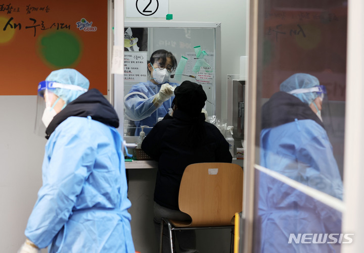 [서울=뉴시스] 고범준 기자 = 지난달 28일 오전 서울 구로구보건소 코로나19 선별진료소에서 의료진이 검체를 채취를 하고 있다. 2022.01.28. bjko@newsis.com