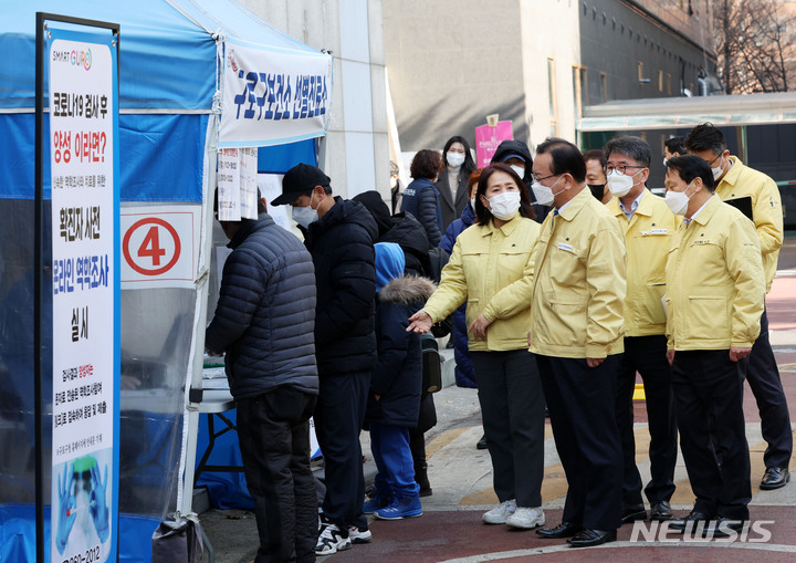 [서울=뉴시스] 고범준 기자 = 김부겸 국무총리가 설을 앞두고 비상근무중인 직원들을 격려하기 위해 28일 오전 서울 구로구보건소 코로나19 선별진료소를 방문해 관계자로부터 현황 보고를 받고 있다. 2022.01.28. bjko@newsis.com