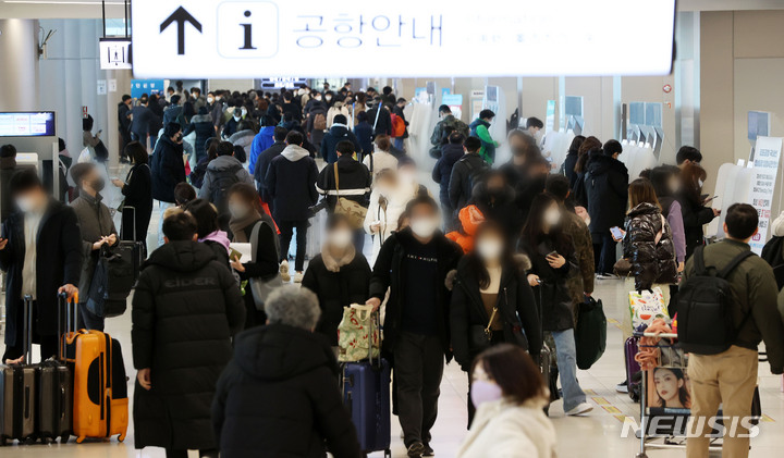 [서울=뉴시스] 홍효식 기자 = 설 연휴를 하루 앞둔 28일 오전 서울 강서구 김포공항 국내선이 여행객으로 붐비고 있다. 2022.01.28. yesphoto@newsis.com