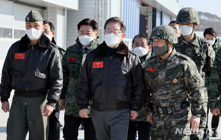 [김포=뉴시스] 국회사진기자단 = 이재명 더불어민주당 대선 후보가 28일 김포 해병대 항공대를 방문하고 있다. 2022.01.28. photo@newsis.com