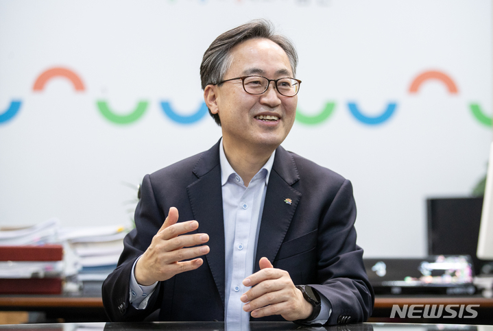 [서울=뉴시스] 정병혁 기자 = 유성훈 금천구청장이 25일 오후 서울 금천구청에서 뉴시스와 인터뷰를 하고 있다. 2022.01.28. jhope@newsis.com