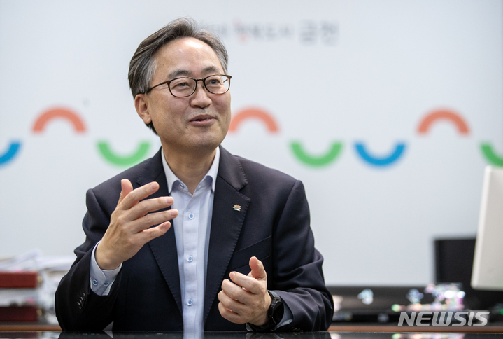 [서울=뉴시스] 정병혁 기자 = 유성훈 금천구청장이 25일 오후 서울 금천구청에서 뉴시스와 인터뷰를 하고 있다. 2022.01.28. jhope@newsis.com