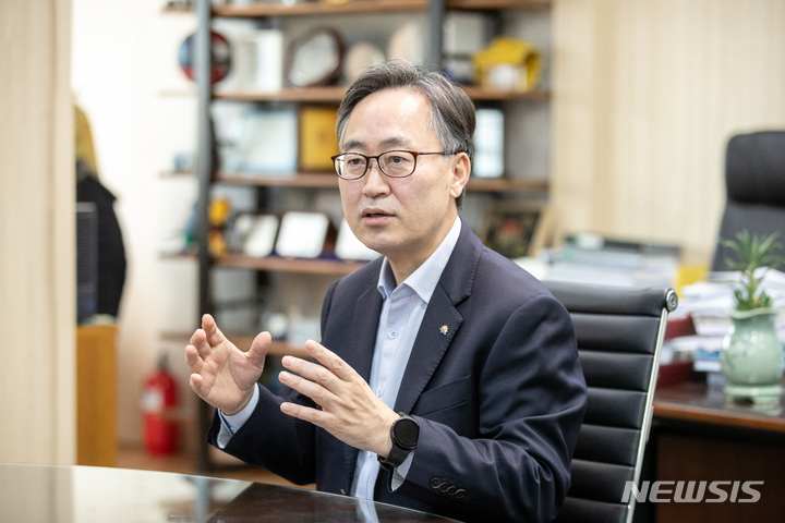 [서울=뉴시스] 정병혁 기자 = 유성훈 금천구청장이 25일 오후 서울 금천구청에서 뉴시스와 인터뷰를 하고 있다. 2022.01.28. jhope@newsis.com