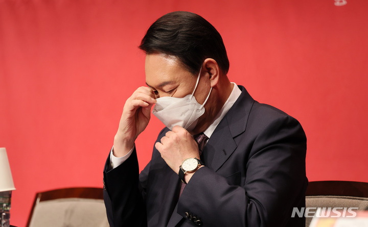 [서울=뉴시스] 국회사진기자단 = 윤석열 국민의힘 대선 후보가 지난 28일 서울 마포구 누리꿈스퀘어에서 열린 '차기 대통령의 디지털혁신 방향은?' 벤처·ICT 혁신 전략 토론회에서 마스크를 만지고 있다. 2022.01.28. photo@newsis.com