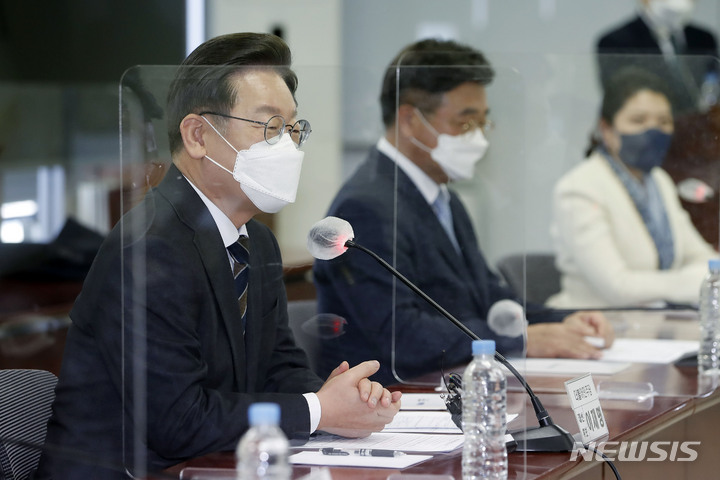 [서울=뉴시스] 최동준 기자 = 이재명 더불어민주당 대선 후보가 지난 28일 서울 용산구 대한의사협회를 방문해 간담회 발언을 하고 있다. 2022.01.28. photocdj@newsis.com