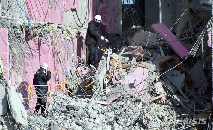 [광주=뉴시스] 류형근 기자 = 광주 서구 화정동 현대산업개발 신축 아파트 붕괴 사고 18일째인 28일 오후 구조당국이 붕괴 부분을 점검하고 있다. 2022.01.28. hgryu77@newsis.com