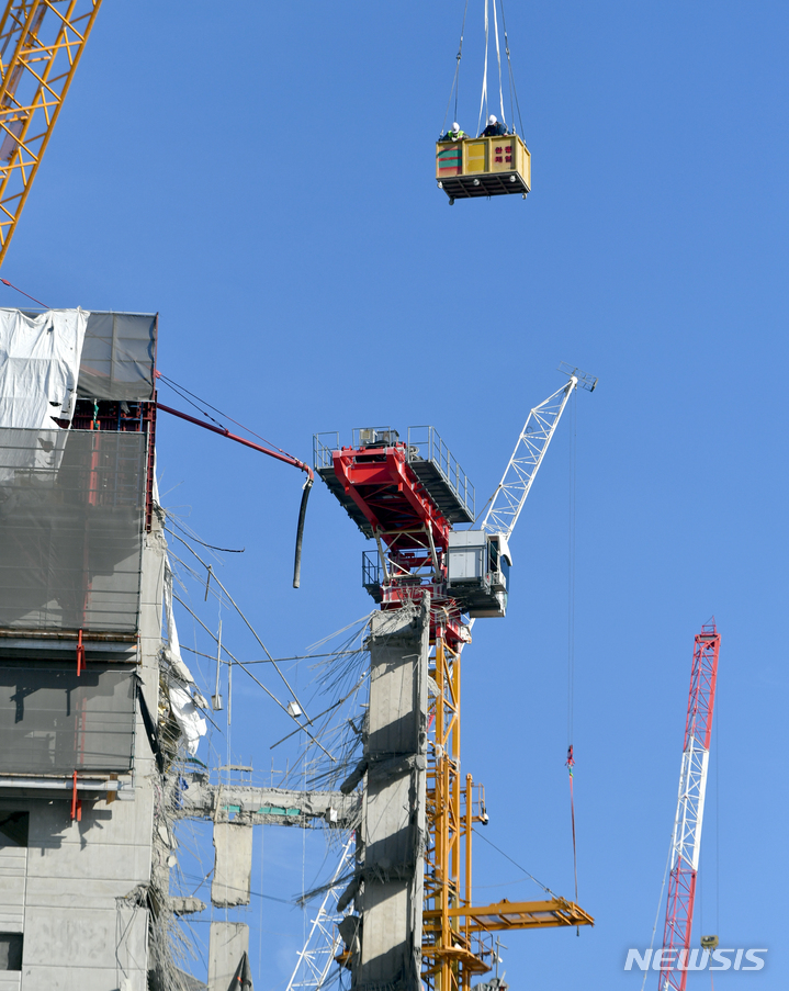 [광주=뉴시스] 류형근 기자 = 광주 서구 화정동 현대산업개발 신축 아파트 붕괴 사고 18일째인 28일 오후 구조당국이 크레인에 올라 붕괴 부분을 살펴보고 있다. 2022.01.28. hgryu77@newsis.com
