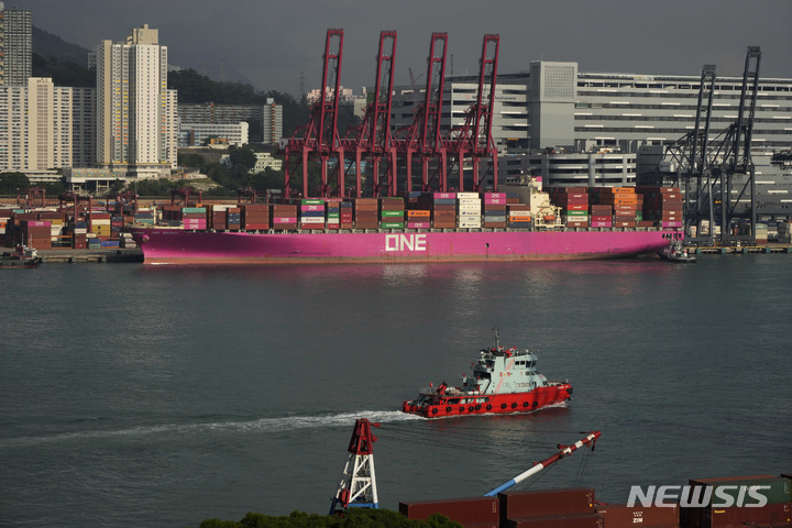 [홍콩=AP/뉴시스] 홍콩 콰이싱 부두에 있는 수출 컨테이너 터미널. 자료사진. 2025.06.27